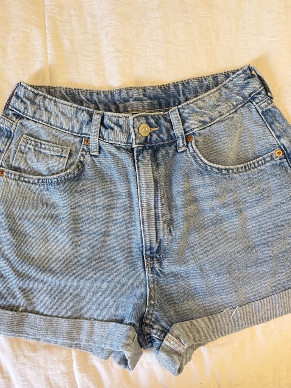 H&M Divided High Rise Mom Denim Shorts Light Wash Rolled Hem Size 6